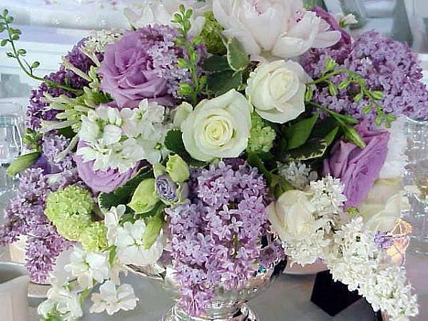 lilacs-and-roses-flower-bundle.jpg.7c6deee50c2f80228767b8ac5fd0e034.jpg