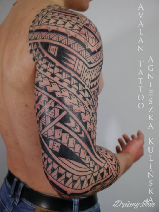 tatuaz-polinezyjski-a-na-zdjeciu-dokladnie-samoa-na-3-4-rekawa-aby-wzor-jak-idealnie-pasowa-264603.jpg.e060962dfbb7fb7b018b707741423961.jpg